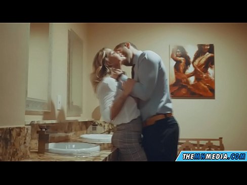 ❤️ Når en barmfagre blondine forfører deg på et offentlig toalett Hard porno hos oss no.sexuria-net.ru ❌️